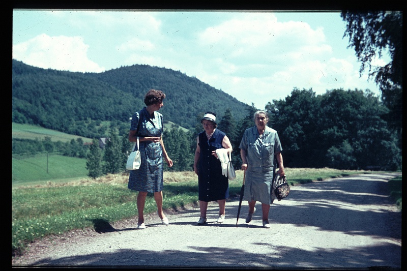 21.Walhalla jun 1966 Omi,Pauli,Mama.JPG